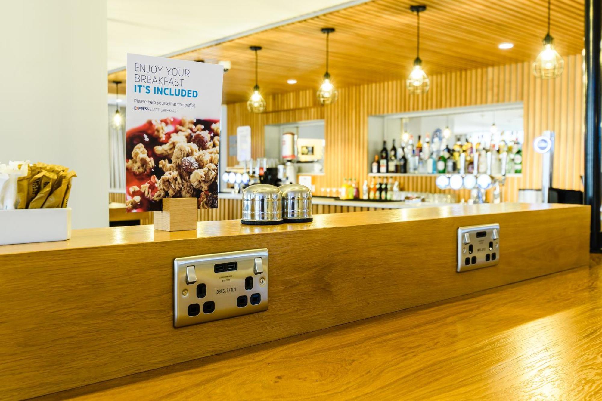 Holiday Inn Express - Wigan By Ihg Εξωτερικό φωτογραφία