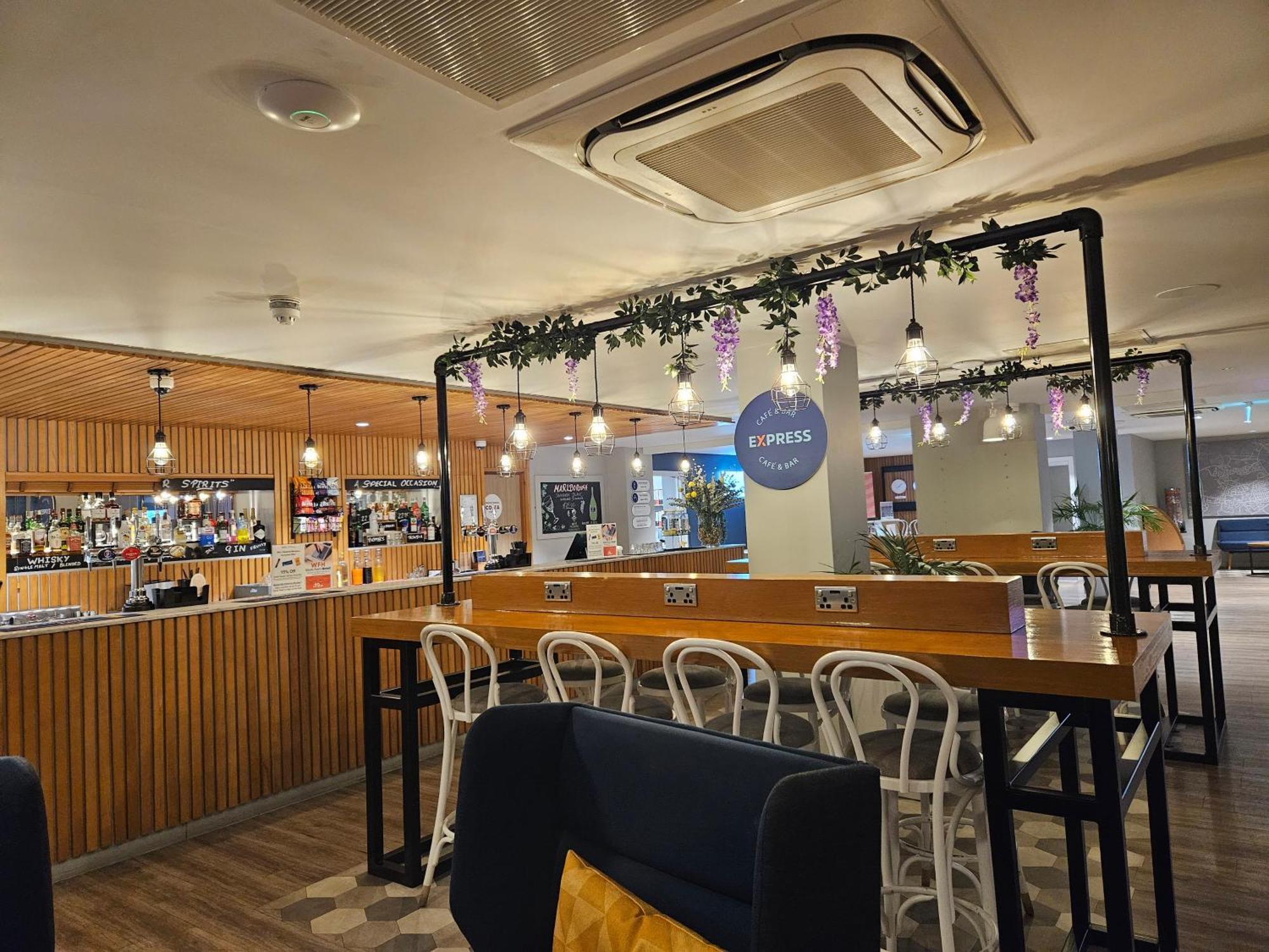 Holiday Inn Express - Wigan By Ihg Εξωτερικό φωτογραφία