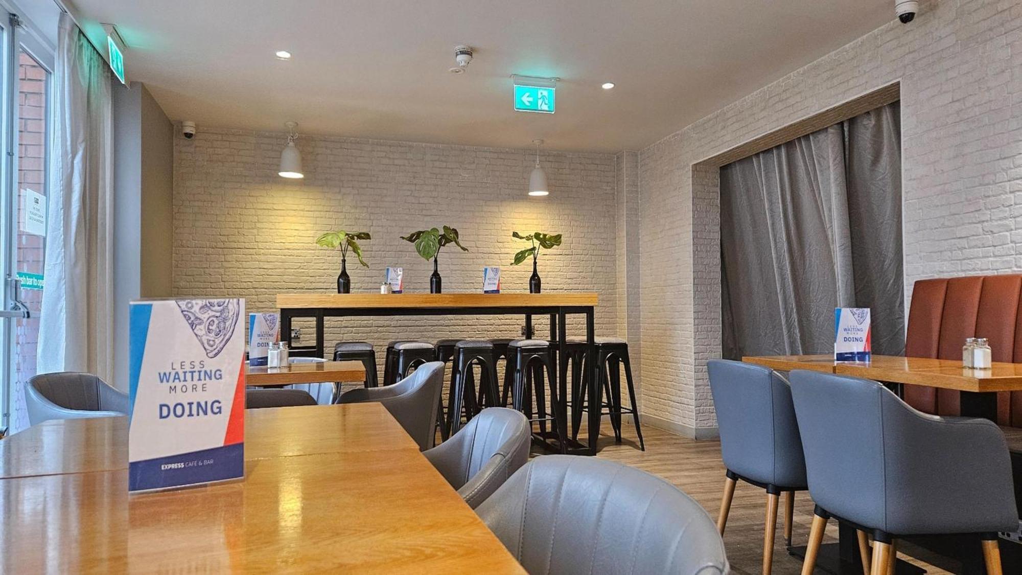 Holiday Inn Express - Wigan By Ihg Εξωτερικό φωτογραφία